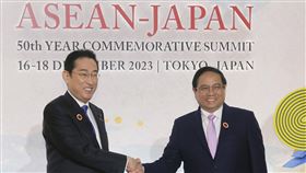 越南總理范明正（Pham Minh Chinh，圖右）近日前往日本出席東南亞國家協會（ASEAN）與日本建交50週年紀念峰會，與日本首相岸田文雄（左）握手合影。（圖／美聯社／達志影像）