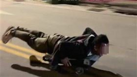台中男趴拖運貨物的板車，在馬路上演街頭衝浪。（圖／社會事新聞影音翻攝）