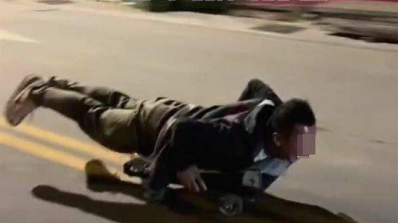 台中男趴拖貨板車　當街上演「街頭衝浪」