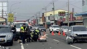 ▲阿里山公路金蘭段今（17）日上午發生車禍事故，1輛機車因跨越雙黃線而撞上對向轎車，造成車輛保險桿瞬間掉落毀損外，現場交通也一度受阻。（圖／翻攝畫面）