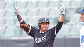 ▲黃勇傳9上代打敲出2分打點安打逆轉。（圖／中華職棒提供）