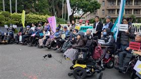 1217身障者抗議(記者黃仲丘攝影)