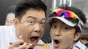 曾國城（左）暖為唐從聖下麵。（圖／公關提供）