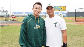 ▲王柏融到斗六球場探班，與昔日隊友藍寅倫合影。（圖／台鋼雄鷹球團提供）