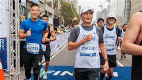 ▲富邦集團董事長蔡明忠第10次參加臺北馬半馬賽事順利完賽。（圖／富邦金控提供）