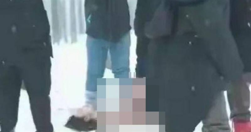 女模傳雪地激戰凍死被3男抬走 攝影師反擊