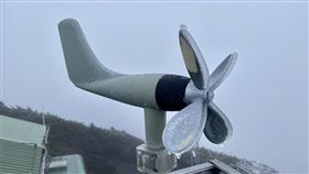 玉山小飛機風標出現「凍雨」現象。（圖／氣象署提供、翻攝自鄭明典FB）