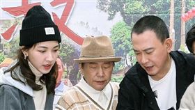 《阿叔》嘉義粉絲見面會，劇組特別準備簽名海報送給配天宮（圖／華視提供）