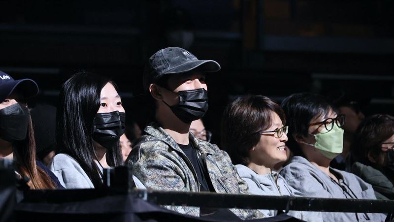 《紅人榜》男星改當街頭藝人！金曲歌王現身力挺　圍觀民眾搶拍