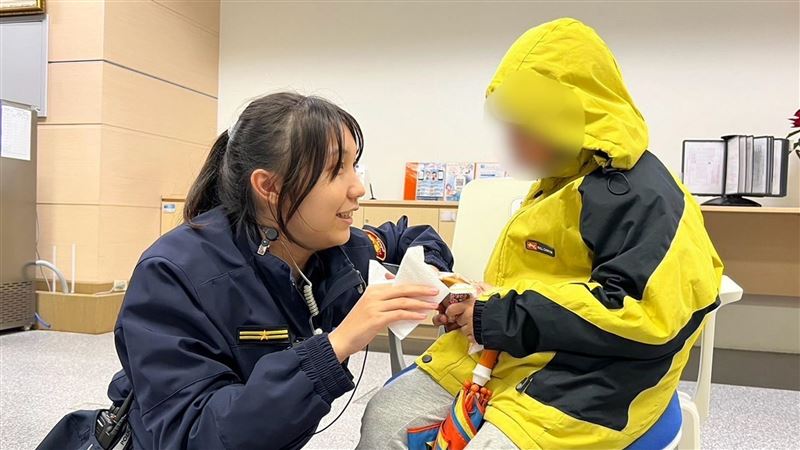男童新北耶誕城走失　警察姐姐安撫助返家