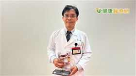 張世慶主任表示，達文西機械手臂手術器械有7個自由度，共540度並與人手一樣靈活之手腕較不會有姿勢限制及違反人體工學的情況，視野也較清楚，能保留更多組織，盡可能不切除肛門。