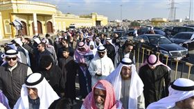 的科威特國家元首納瓦夫昨天逝世，人們參加喪禮後離去。（圖／美聯社／達志影像）