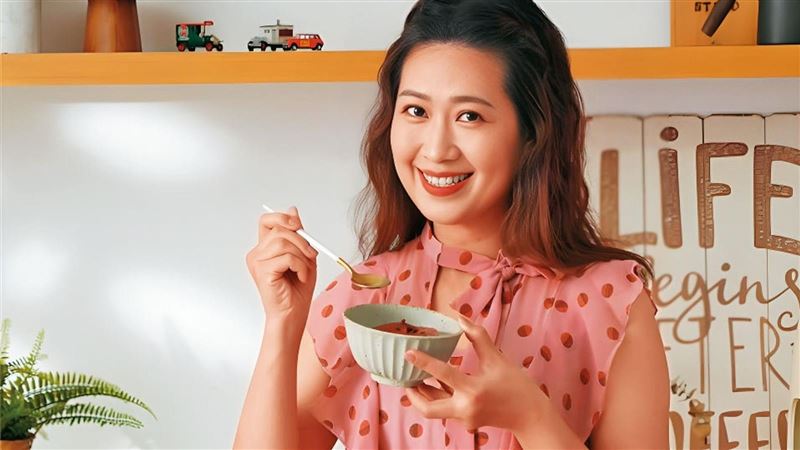 踢爆煲湯女神欠債千萬爽過　歌壇天后痛批