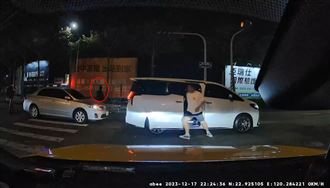行人真帝王？被叭後怒踹阿法　下秒被押走