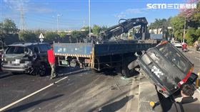 台中烏日大橋下橋出發生連環車禍，大貨車追撞5輛小客車。（圖／民眾提供）