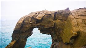 瑞芳「象鼻岩」斷裂前全貌新北市瑞芳區著名景點「象鼻岩」疑因風浪過大、海水侵蝕，16日下午鼻頭部分岩體斷裂落海，招牌象鼻外觀不再。圖為象鼻岩斷裂前全貌。（新北市觀旅局提供）中央社記者黃旭昇新北市傳真  112年12月16日