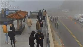 大陸冷氣團，合歡山，追雪人潮，武嶺亭(圖／翻攝自台灣路況即時影像)