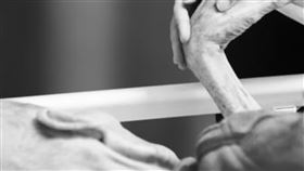 老人,PIXABAY,病床,生病,插管。（示意圖／翻攝自Pixabay）