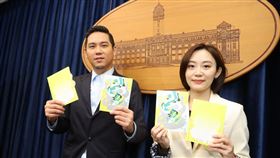 總統府公布總統副總統賀卡。總統府發言人林聿禪、賀卡設計師顏伯駿（圖／記者邱榮吉攝影）