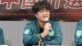 民進黨不分區立委提名第2名候選人、法律學者沈伯洋（左）。（圖／翻攝自沈伯洋臉書）

