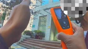 北市文山一分局員警日前行經派出所門口時，發現一名騎士面帶酒容，當場將其攔停。(圖／翻攝畫面)