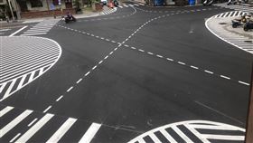  彰化縣和美鎮「六條通」路口，畫設槽化線,行人，汽機車爭道，混亂，半圓形(圖／翻攝畫面)