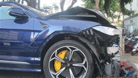 24歲男開1千萬藍寶堅尼休旅車，打滑失控撞水果攤，車頭撞凹卡柳丁，維修費400萬(圖／民眾提供)