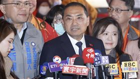 賴清德喊選擇清流  侯友宜：民進黨只有新潮流民進黨總統候選人賴清德說會選擇清流。國民黨總統候選人侯友宜（中）18日到台北圓山大飯店出席活動前接受媒體聯訪對此表示，民進黨哪有清流，只有新潮流，人民詢問弊案貪贓事件，民進黨沒有聽進人民聲音，換他做總統會一件件查清楚。中央社記者徐肇昌攝  112年12月18日