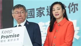 柯文哲、吳欣盈回答媒體提問台灣民眾黨總統參選人柯文哲（左）、副總統參選人吳欣盈（右）18日在柯文哲競選總部舉行「穩定金融，安心投資」金融政策記者會，兩人會中回答媒體提問。中央社記者吳家昇攝  112年12月18日
