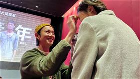 吳慷仁替《富都青年》粉絲拿雞蛋敲頭，重現片中經典橋段。（圖／甲上娛樂提供）