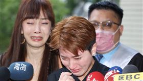 ▲鄭靚歆在母親胡文英陪同下出庭，對知名整復師「亞當老師」提告過失傷害，控訴接受整復卻讓她骨折。（圖／記者邱榮吉攝）