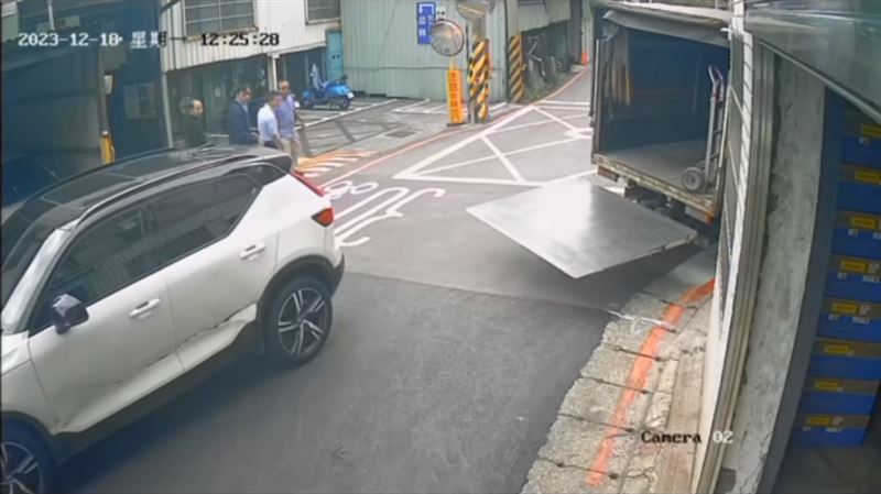 貨車違停轉角釀禍！網虧：30萬可能飛了
