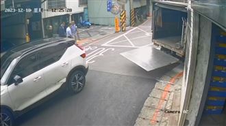 貨車違停轉角釀禍！網虧：30萬可能飛了