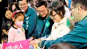 蕭美琴桃園助選  支持者搶簽名民進黨副總統候選人蕭美琴（右2）18日晚間到桃園市為黨籍參選人站台助選，所到之處皆吸引許多支持者到場，民眾上前熱情合照、要求簽名。中央社記者吳睿騏桃園攝  112年12月18日