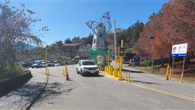 南投清境2停車場全天收費無上限清境商場停車場（圖）、清境小瑞士停車場過去有「車露族」久占免費車位，業者11月預告12月起收費，延後至18日正式上路，小型車每小時新台幣50元，24小時計費無上限。（民眾提供）中央社記者蕭博陽南投縣傳真  112年12月18日