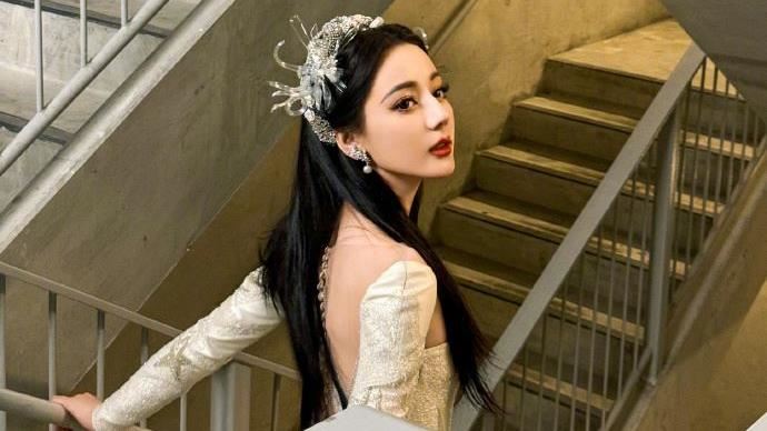 新疆女神險親到工作人員！真實反應被看光