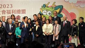 賴清德盼台灣擺脫行人地獄惡名台灣社會福利總盟18日舉辦年度聯合感恩餐會，民進黨總統候選人賴清德（持麥克風者）致詞表示，民進黨不分區第1名是靖娟基金會執行長林月琴（前右4），他期待專家進入國會，不要讓台灣行人地獄惡名在出現在國際上。中央社記者曾以寧攝  112年12月18日