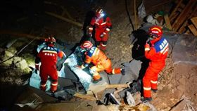 甘肅6.2地震「1小時餘震32次」 周邊平房倒塌傳多人受困（圖／翻攝自微博）