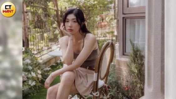 突眼流血水急動刀　朱軒洋女友素顏坐輪椅