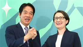 賴蕭配成軍  賴清德：會帶領國家走對的路民進黨總統參選人賴清德（左）20日在台北競選總部召開記者會，宣布副手為駐美代表蕭美琴（右）。賴清德說，感謝蕭美琴帶著多年歷練，回到台灣和他一起為國家努力，兩人會穩穩帶領國家，堅定走對的路，請人民給予機會。中央社記者王騰毅攝  112年11月20日