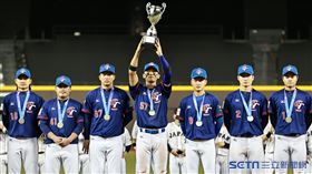 ▲亞錦賽閉幕典禮，台灣隊拿下亞軍，全隊和獎盃合影。（圖／記者劉彥池攝影）