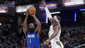 ▲哈登（James Harden）全場投進8顆三分球，攻下本季新高35分。（圖／美聯社／達志影像）