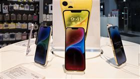 於德誼數位購買指定款iPhone 14贈指定配件購物金1,500元，加購行動裝置保險方案，再贈磁吸行動電源。（圖／品牌業者提供）