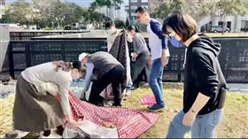 不畏天冷只為了「一席之位」的粉絲，悄悄佔位。台南市政府人員將現場佔位物品集體收取、存放。