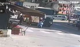 89歲嬤過斑馬線　砂石車視線死角起步輾過（圖／翻攝畫面）