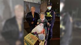 台中102歲陳阿嬤，獨自外出後迷途無法返家，巡警獲報後立即前往協助。（圖／翻攝畫面）
