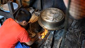 11歲偏鄉男童住漏水鐵皮屋，自小錯喊曾祖母「媽媽」。（圖／中國信託慈善基金會提供）