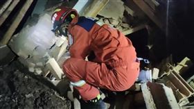 甘肅6.2地震「1小時餘震32次」 周邊平房倒塌傳多人受困（圖／翻攝自微博）