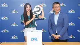 ▲台鋼雄鷹出動「最強外援」安芝儇抽中榜眼籤。（圖／中華職棒大聯盟提供）