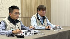 防疫醫師林詠青（右）說明新冠死亡個案。（圖／記者簡浩正攝影）